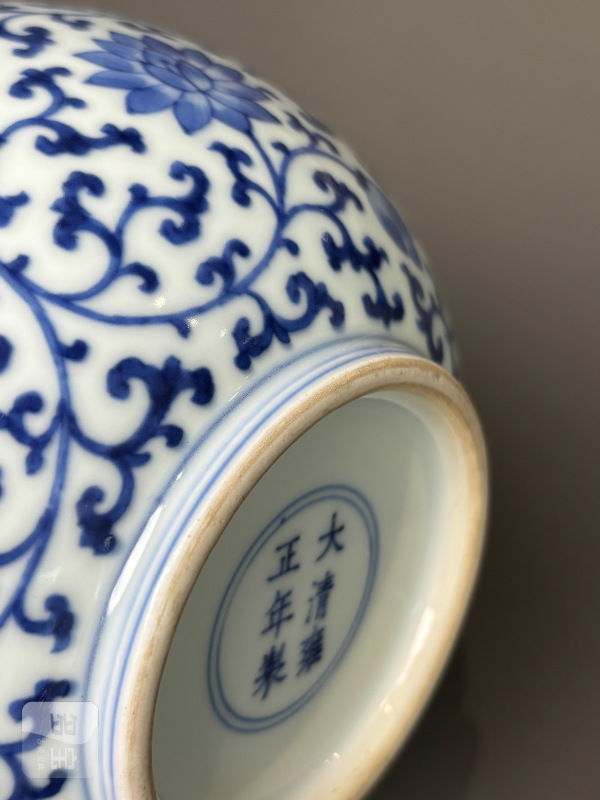 清雍正 青花缠枝莲纹花囊 - 图17